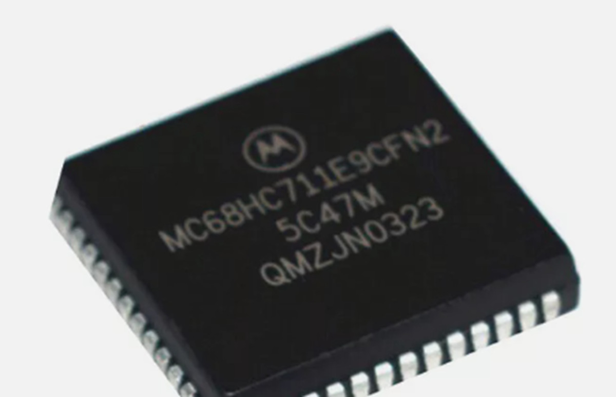 50PCS/New MOTOROLA MC68HC711E9CFN2 NXP Semiconductors