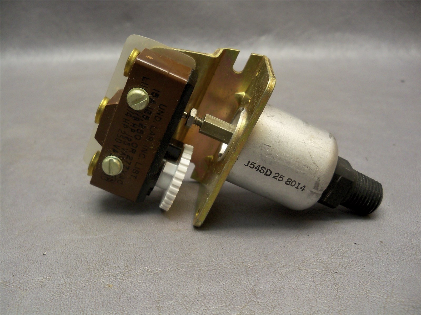 J54SD United Electric Controls 25 8014 Pressure Switch 15A 125, 250 or 277 VAC