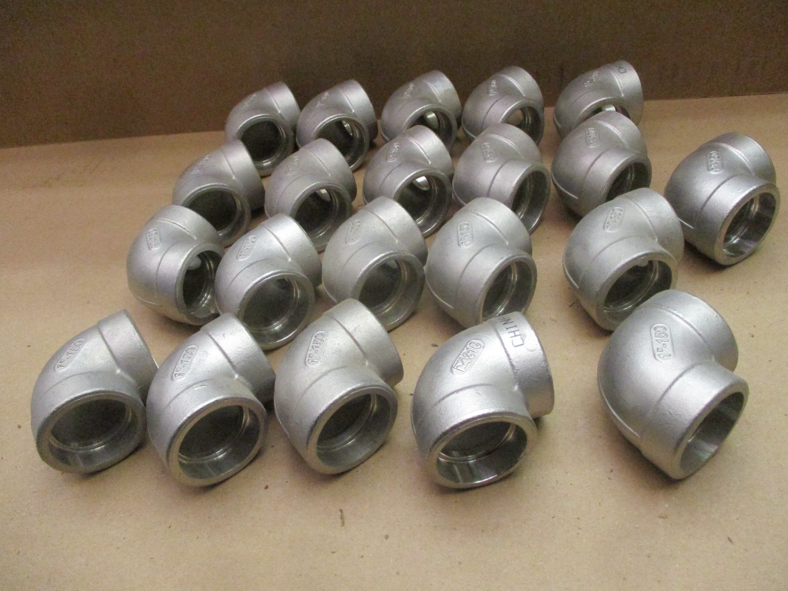 New Open Box of 21 Pieces 90 Degree Elbows SS Coupling M316 1″-150 52655IPL