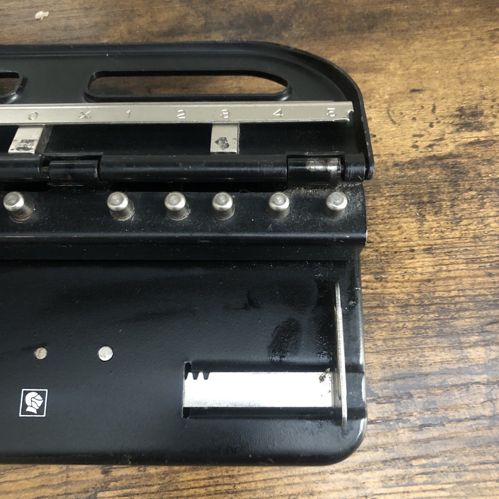 Mutual MUTUAL 250 Industrial 3-Hole Punch Adjustable