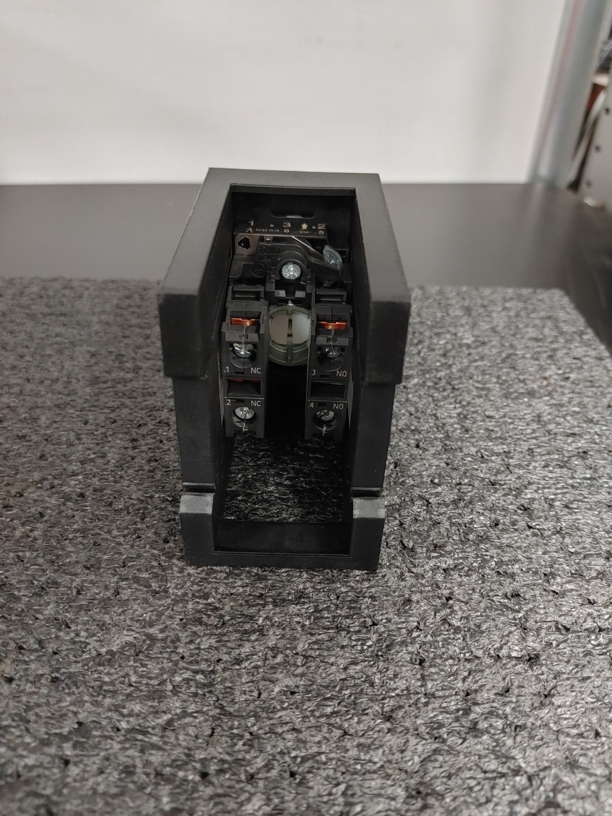 SIEMENS Key On Off Switch with 3SU1400-1AA10-1CA0 Contact Module