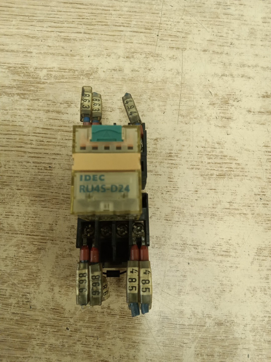 Idec RU4S-D24 Relay w/ Socket Base HC4SFD AP38479-5 63520 *FREE SHIPPING*