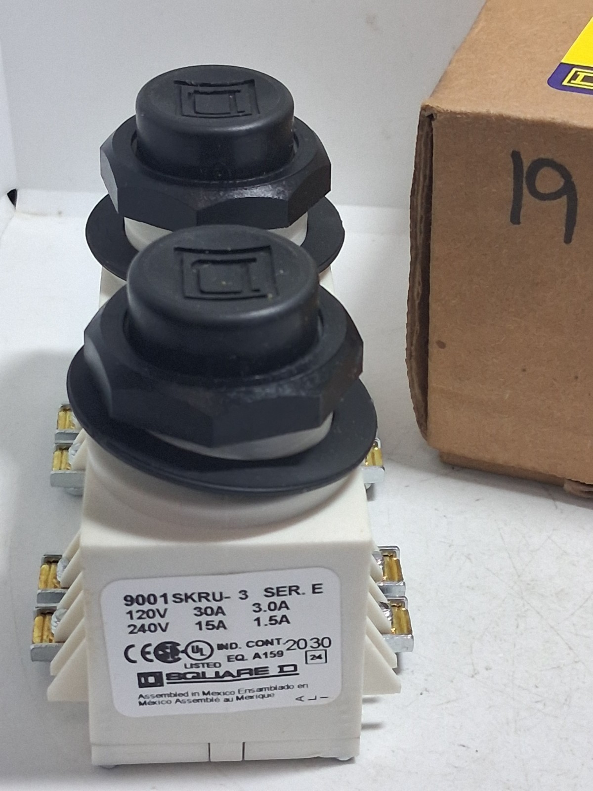 SQUARE D 9001SKRU3 DUAL PUSHBUTTON 3 SPEED OPERATOR 600VAC 10A SERIES E NIB