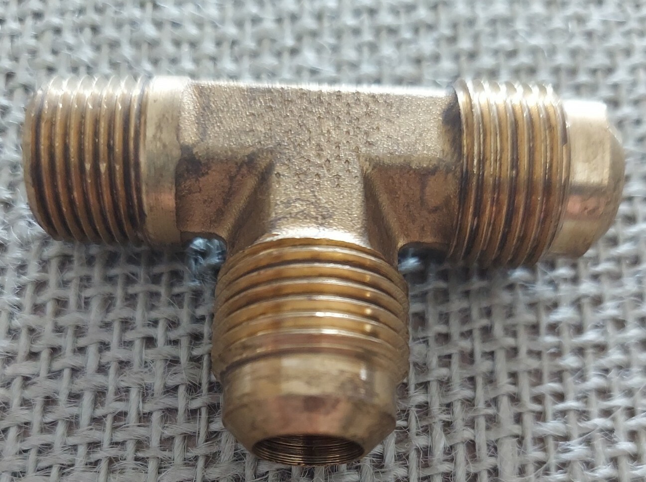 151F-8-6 Male Tube to Pipe Run Tee. 1/2″ x 3/8″. 45 Deg Flare x Male Pipe. Brass