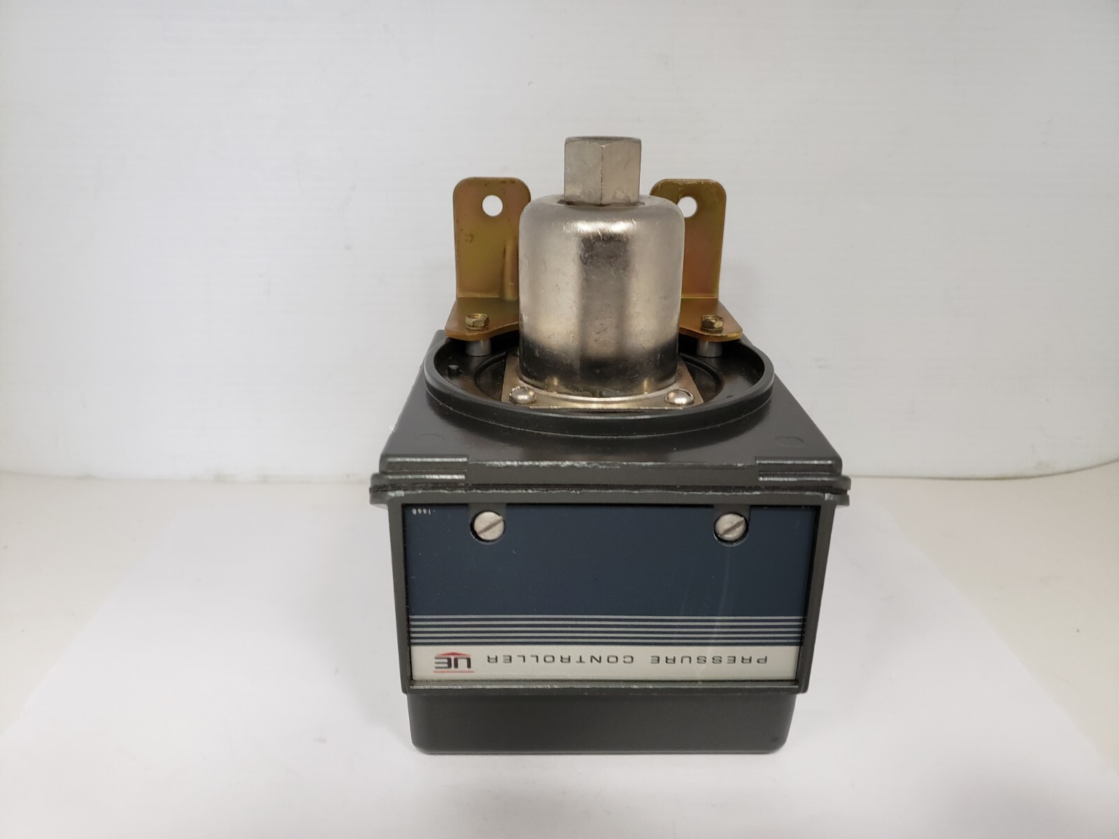 UNITED ELECTRIC J302 8211 9623 144 PRESSURE SWITCH 15A 125/250VAC NIB