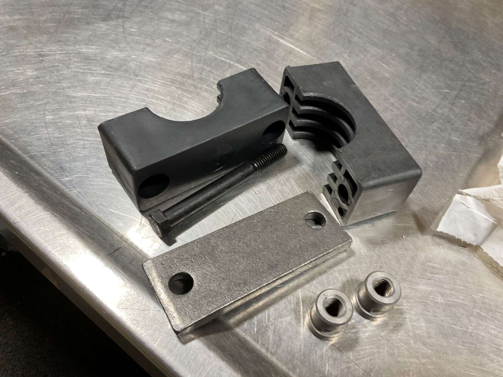 BEHRINGER PIPE SYSTEMS Vibration Beta Clamp R8H6200-PP NEW MISSING BOLT