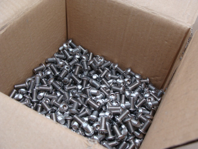 LOT OF 100 5/16-18 X 5/8 SS BUTTON HEAD SOCKET CAP SCREWS