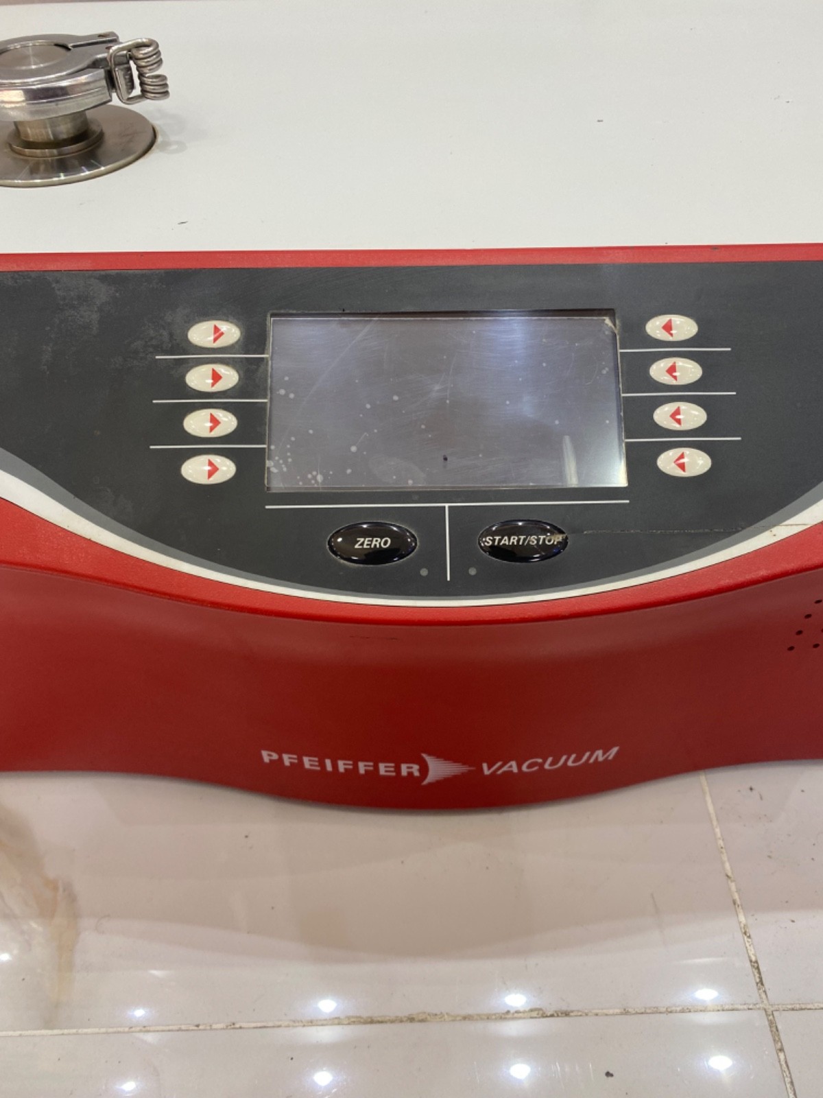 PFEIFFER VACUUM HLT 570 Helium Leak Detector, 120 V