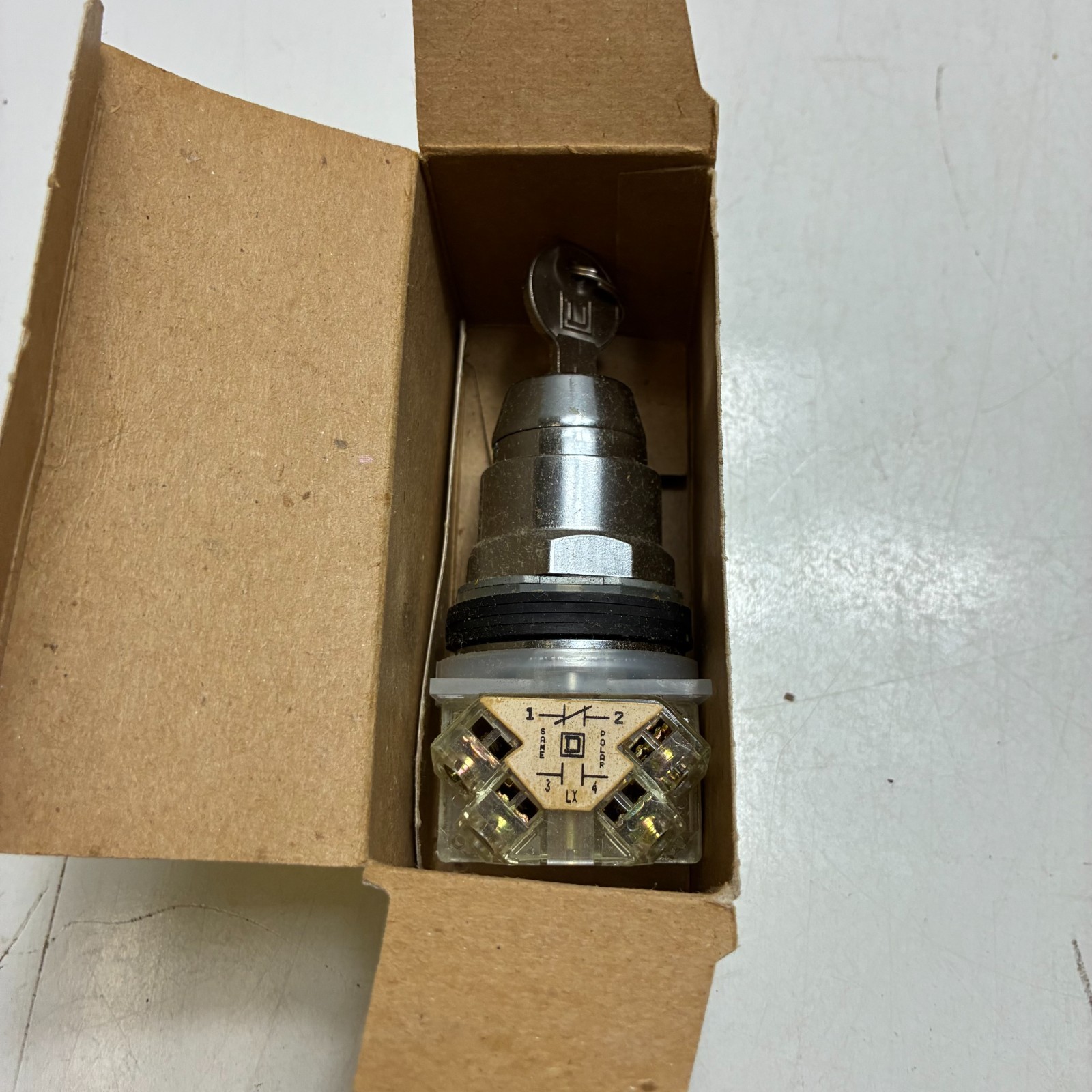 SCHNEIDER ELECTRIC 9001KS11K1H13 HARMONY Selector Switch 2 Position w/ KEY