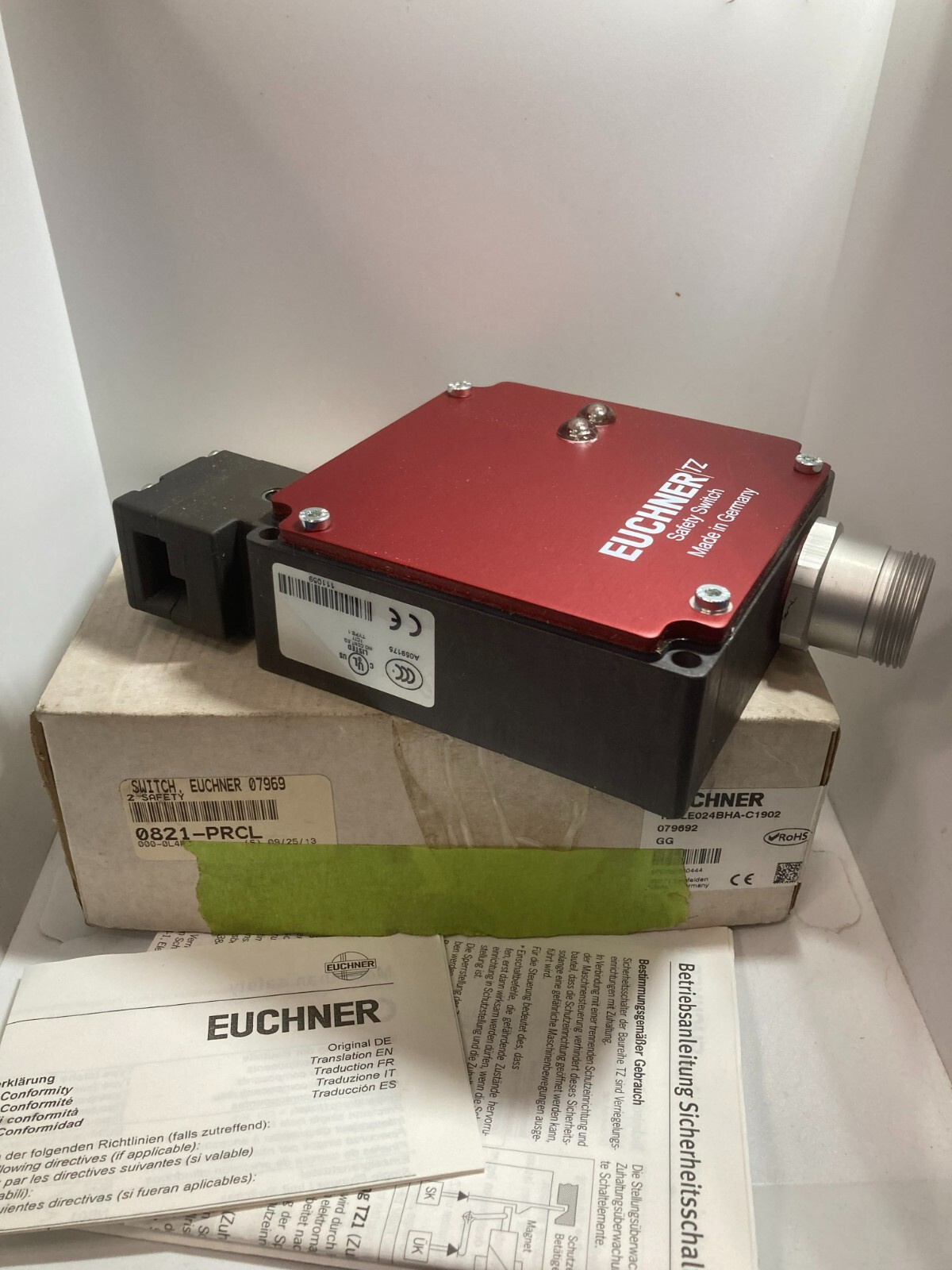 EUCHNER TZ1LE024BHA-C1902 SAFETY SWITCH 250V 4A 12 PINS FEMALE NIB