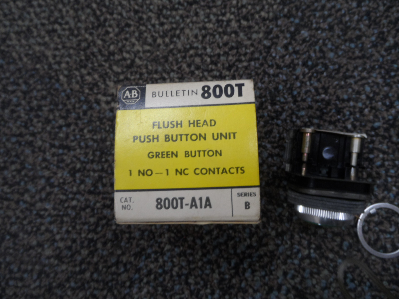 NEW WITH BOX! ALLEN-BRADLEY SER.T GREEN FLUSH MOMENTARY PUSH BUTTON 800T-A1A