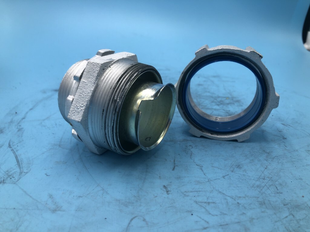 Thomas Betts 5236AL Flexible Metal Conduit Connectors *LOT OF 2*