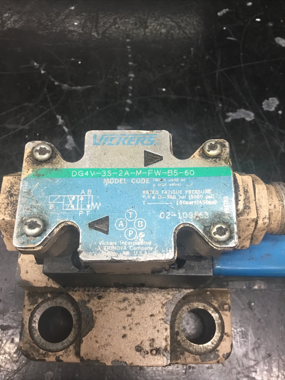 Vickers Hydraulic Valve CVCS40W31S210 W/ DG4V-3S-2A-M-FW-B5-60 #711B82PR3