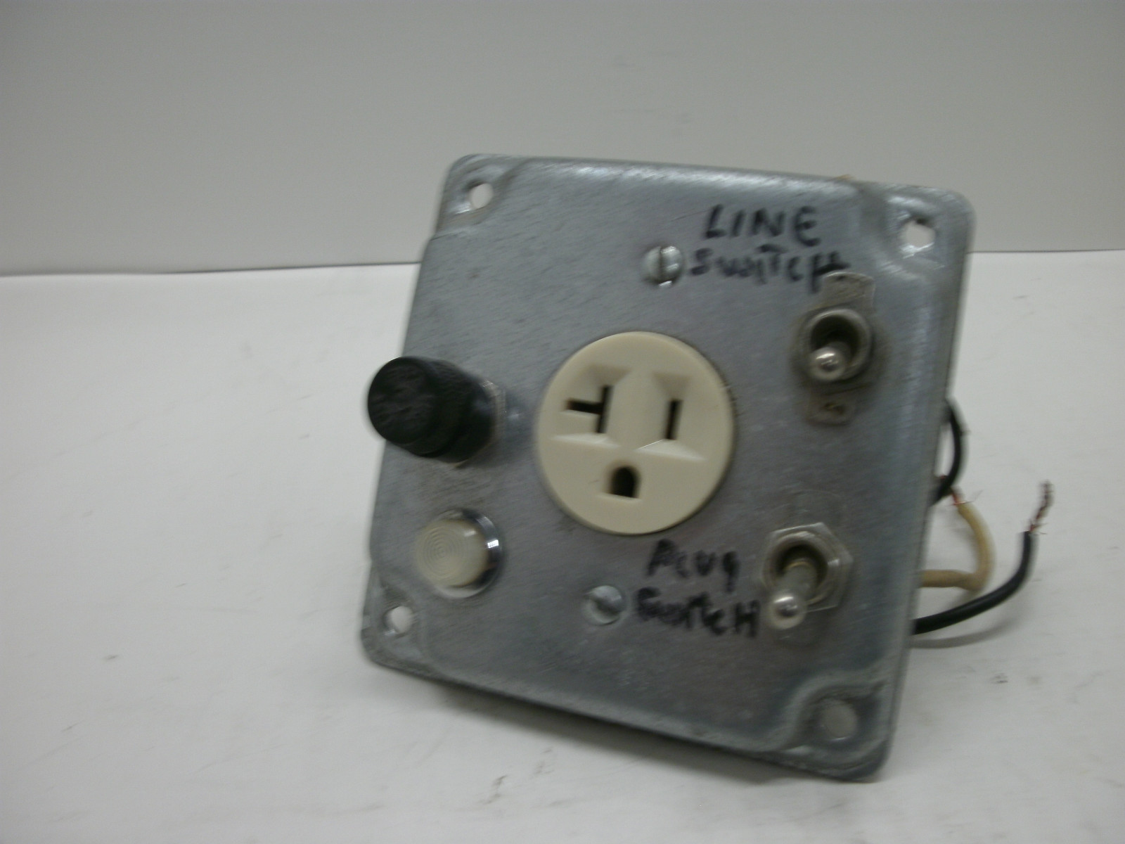 ELECTRICAL BOX COVER W/LINE SWITCH W/RECEPTACLE W/WHITE INDICATOR LIGHT W/FUSE