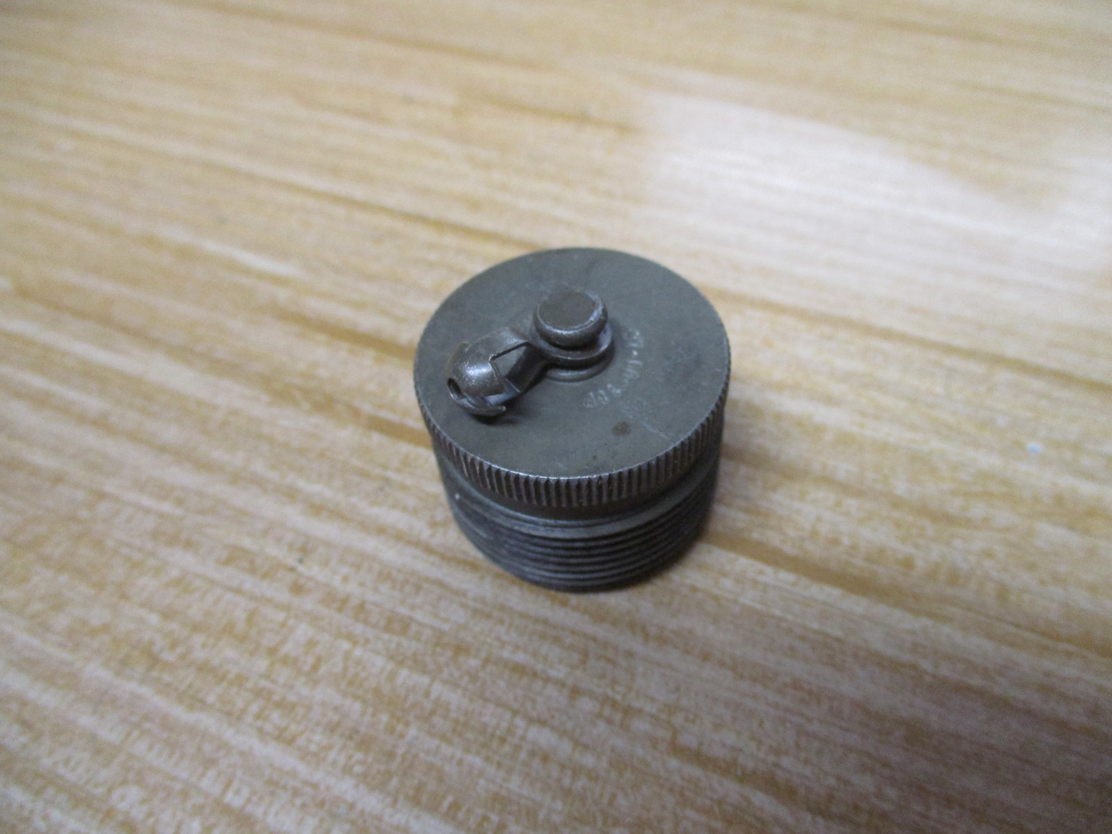 Amphenol 97-60-18P Connector Dust Cap 976018P W/O Chain