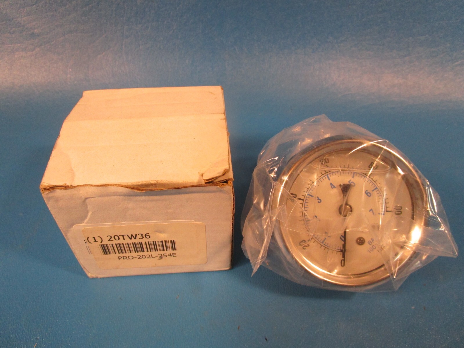 PIC GAUGES PRO-202L-254E, Pressure Gauge, 20TW36, 0 to 100 psi, 0-7 BAR, ¼” MNPT