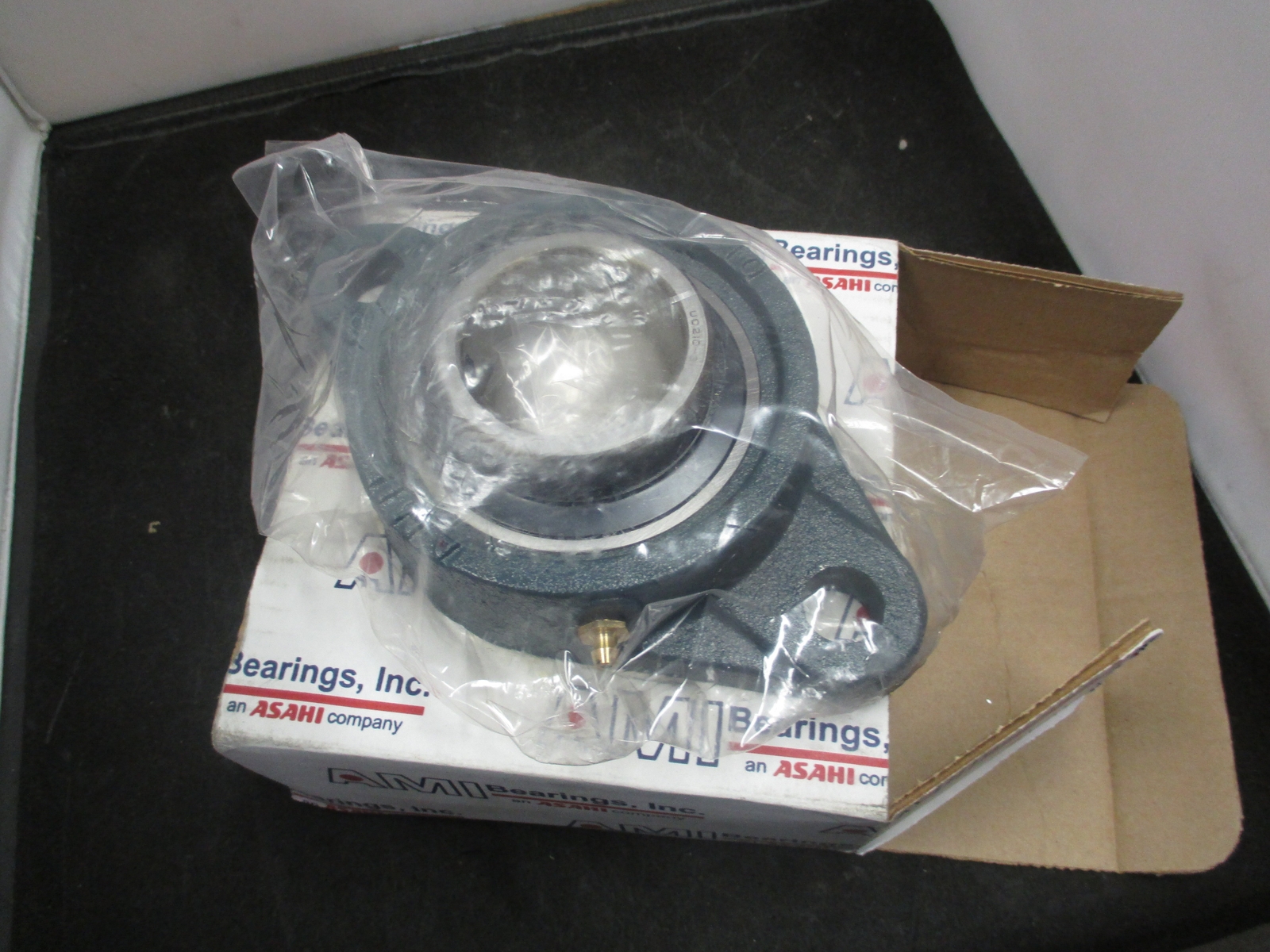 NEW AMI UCFL210-31 Flange Bearing 2 MOUNT