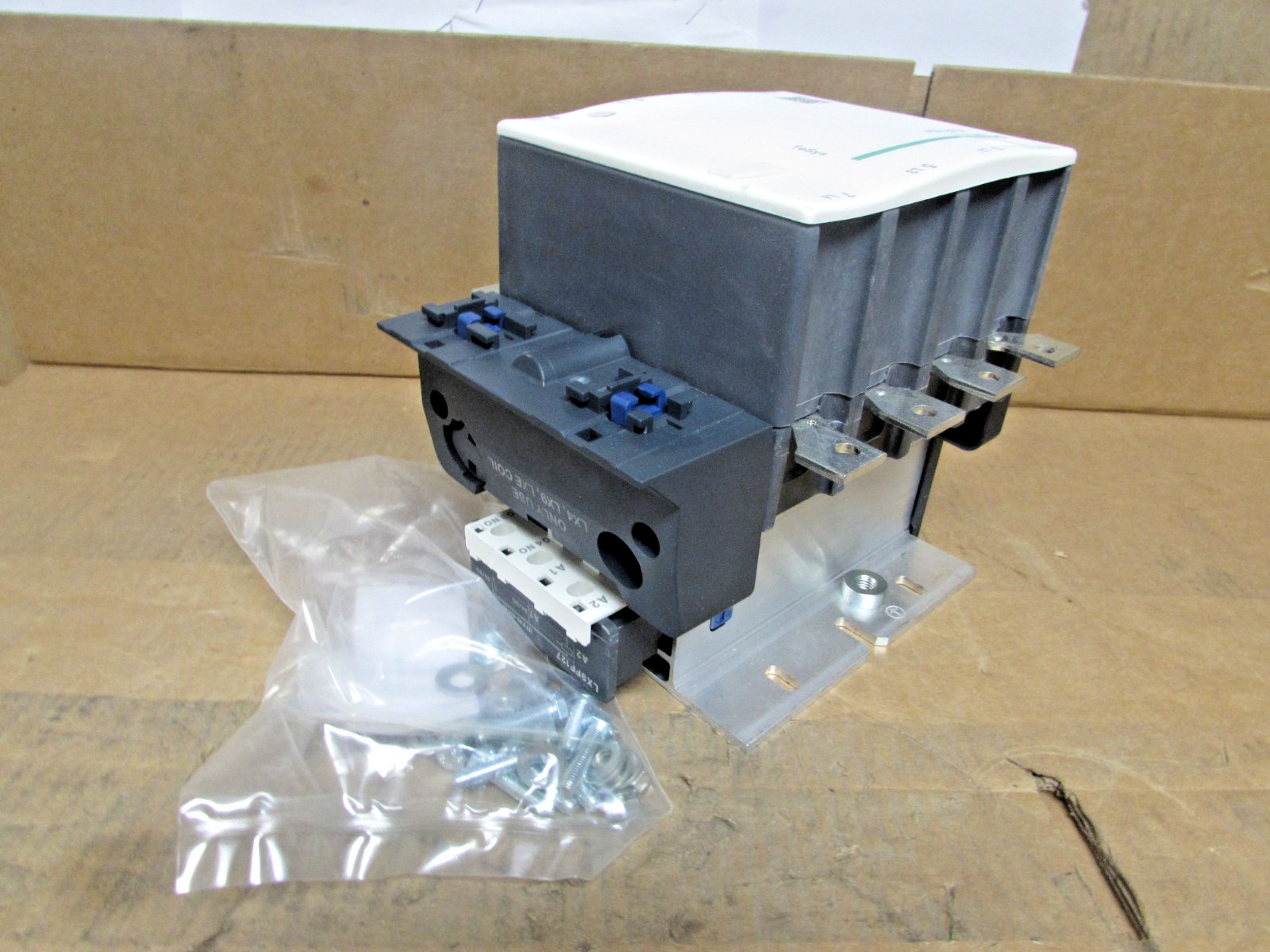 SCHNEIDER LC1F1154G7 4-POLE CONT. 200AMP COIL VOLT:110Vdc ( NEW IN BOX!!!!!!!! )