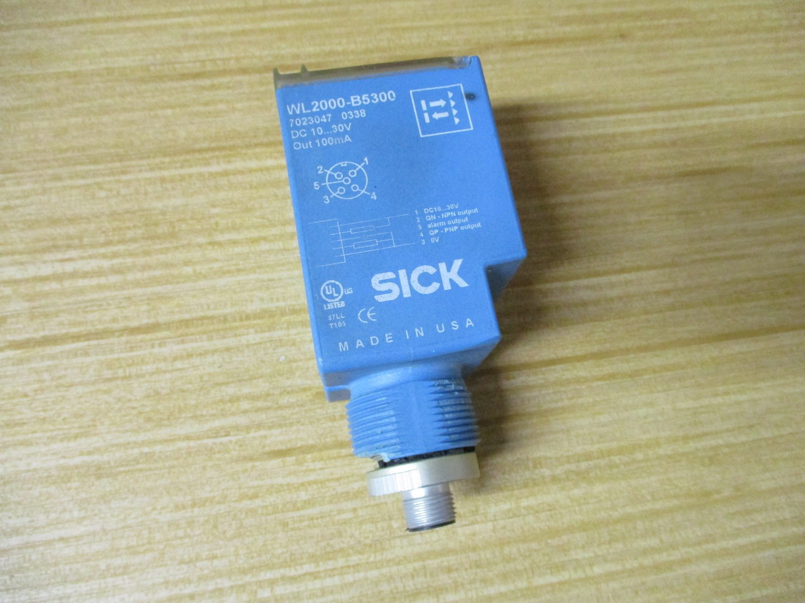 Sick WL2000-B5300 Photoelectric Sensor WL2000B5300 Chipped, W/O Nut