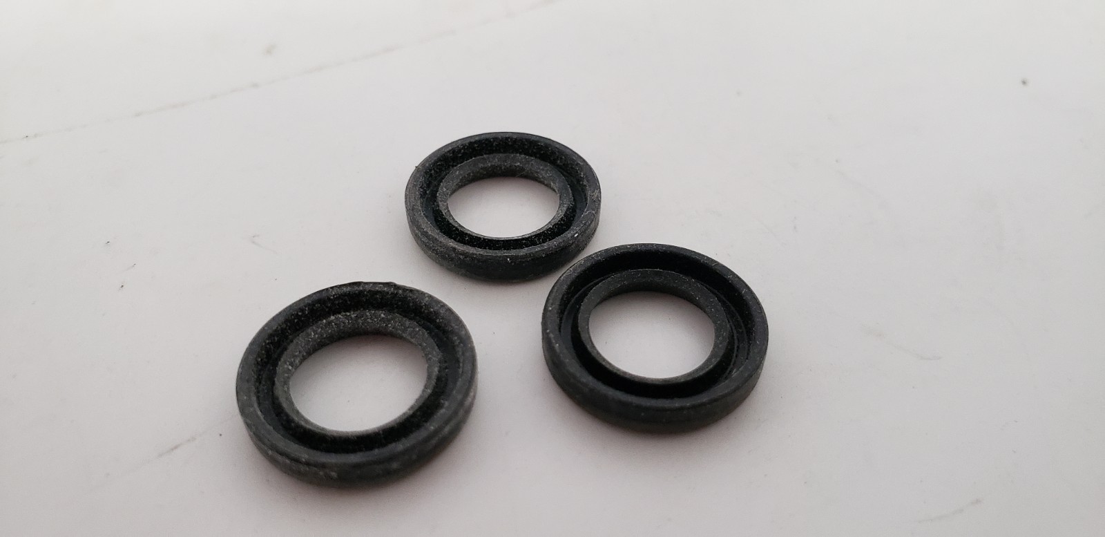 SKF 527935 RADIAL OIL SEAL, 9.5mm x 16mm x3mm, NITRILE LIP (LOT OF 3) NIB