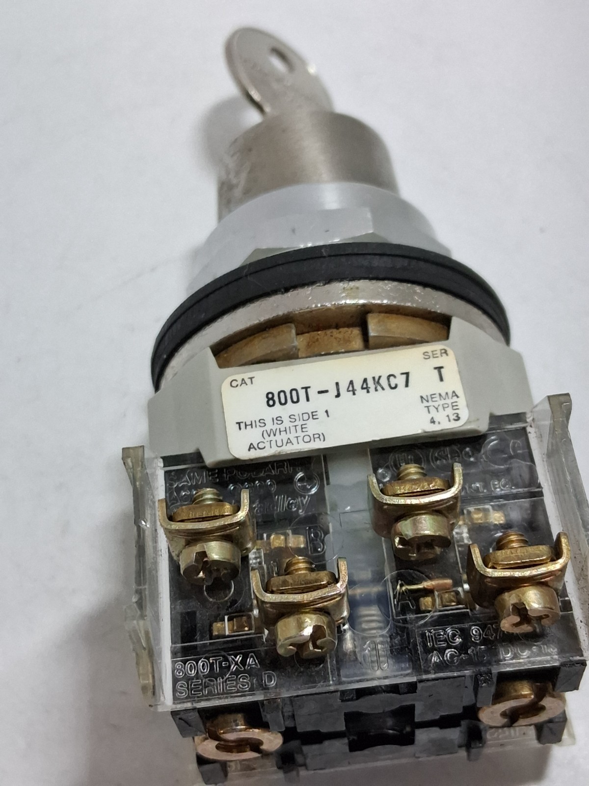 ALLEN BRADLEY 800T-J44KC7B SEL SWITCH 3 POS MAIN 2NO/2NC KEY REM FROM ALL SE T