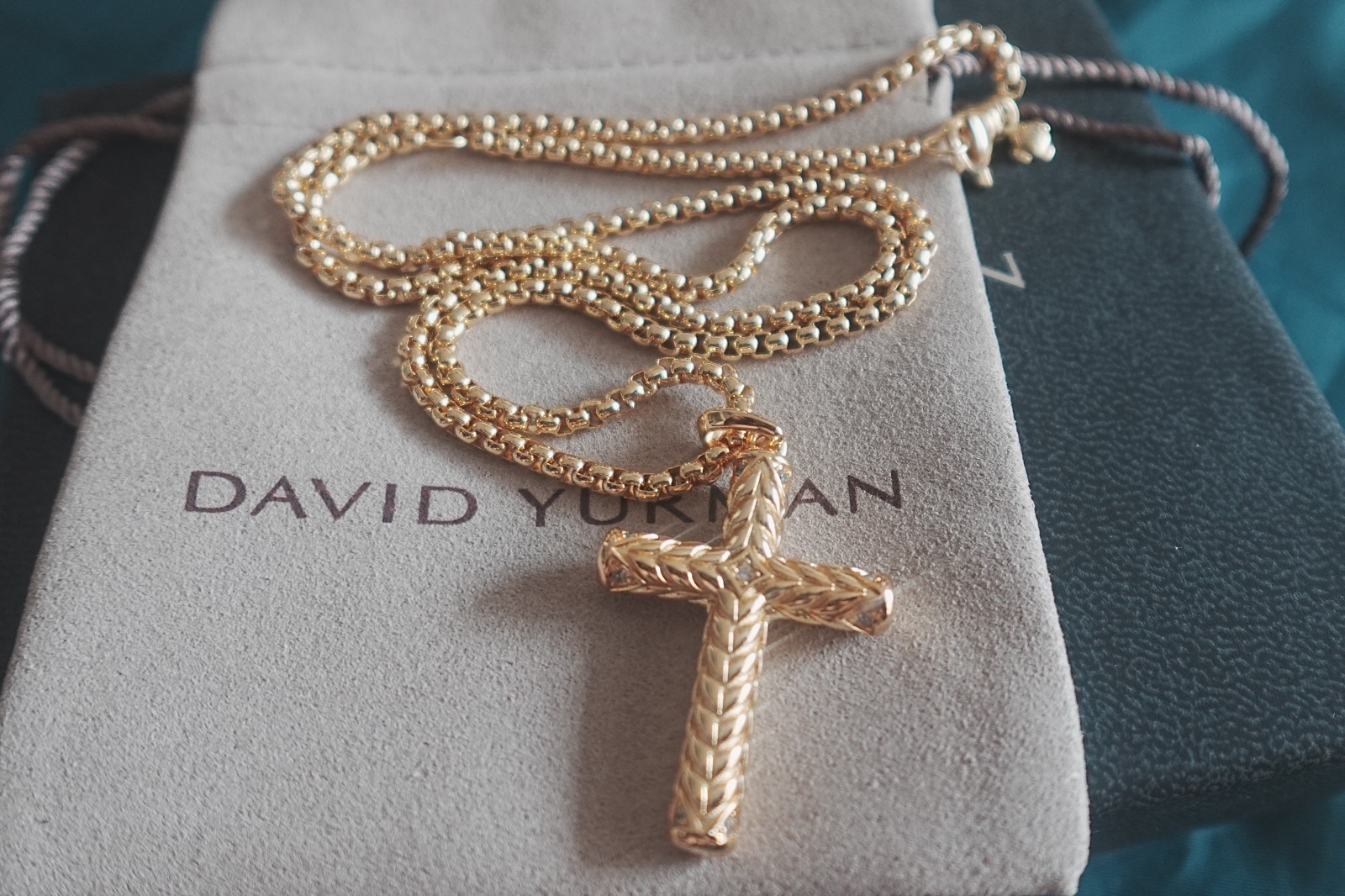 Gift.DAVIDYURMAN 18K.GOLD LARGE DIAMOND CHEVRON CROSS PENDANT