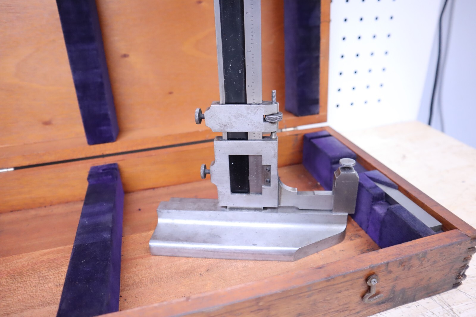 Nice Used Vintage Brown & Sharpe 585 Height Gage W/ Wooden Case 0-11″ Tools Weld