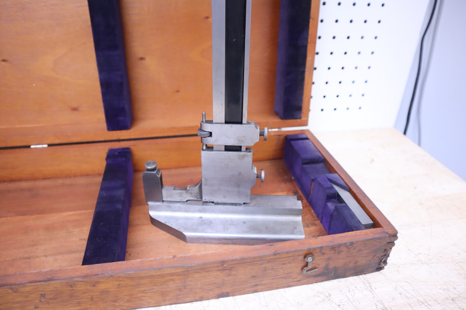 Nice Used Vintage Brown & Sharpe 585 Height Gage W/ Wooden Case 0-11″ Tools Weld