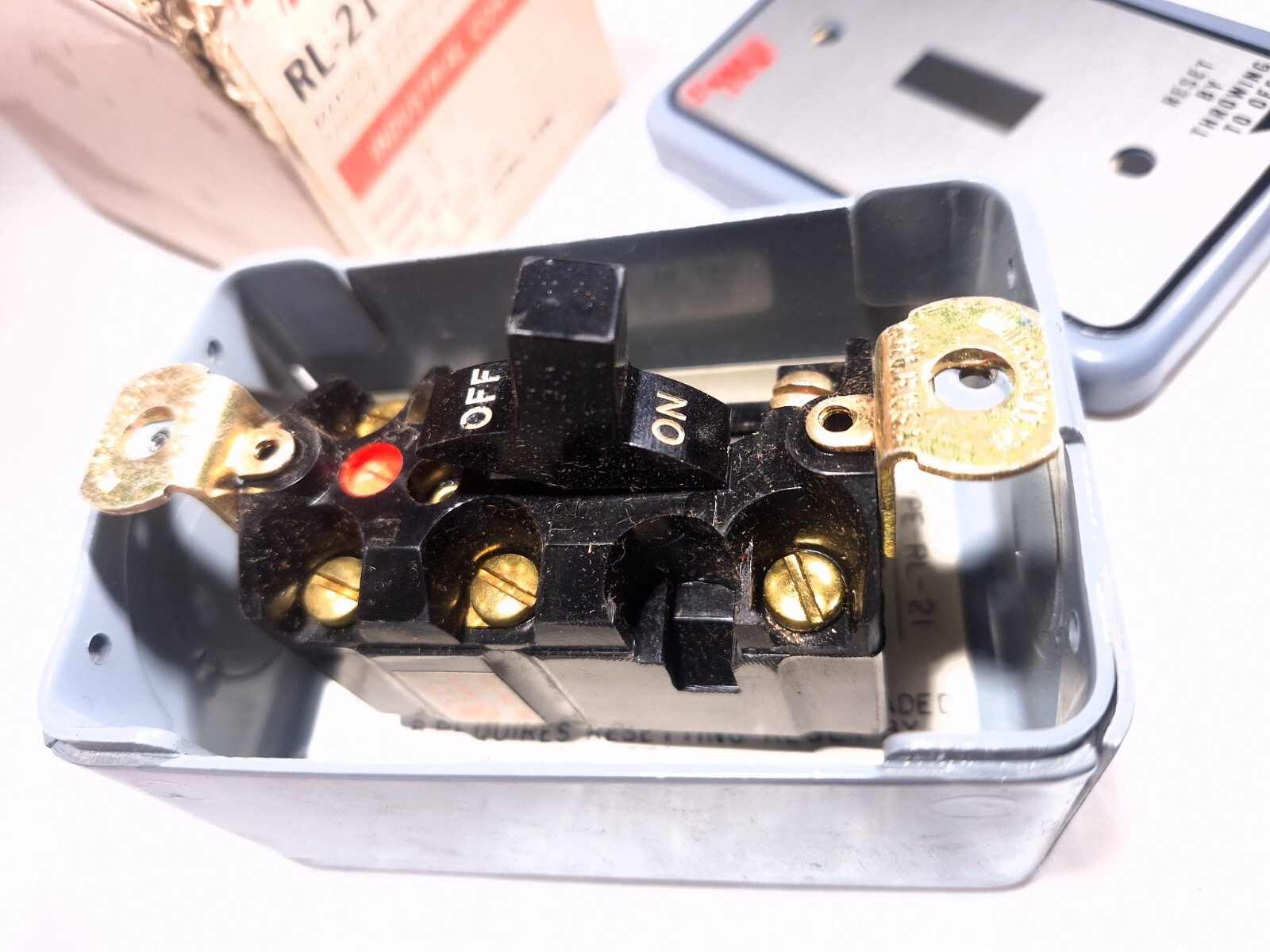 ARROW HART RL-21-G MANUAL STARTER NEMA 1 ENCLOSURE 2 POLE 115/230V RL21G