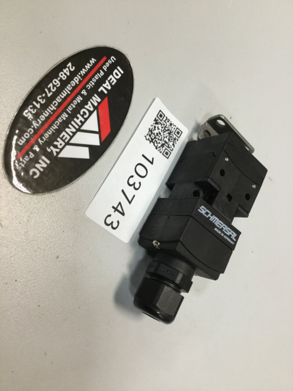 SCHMERSAL Safety Interlock Switch AZ 17-11ZK Used #103743