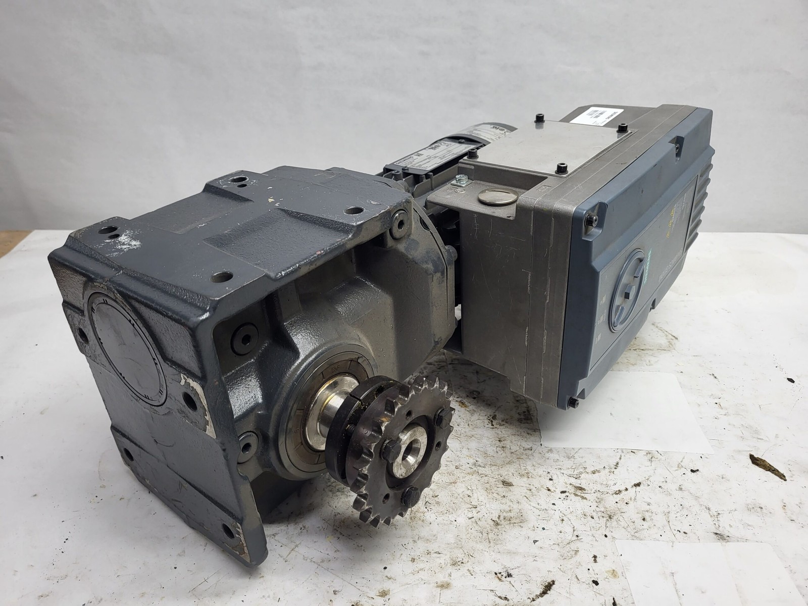 SIEMENS 2KJ3603-9CE11-9AW1-Z MOTOR 0.37kW 1695RPM w/ SINAMICS G110M PM240M DRIVE