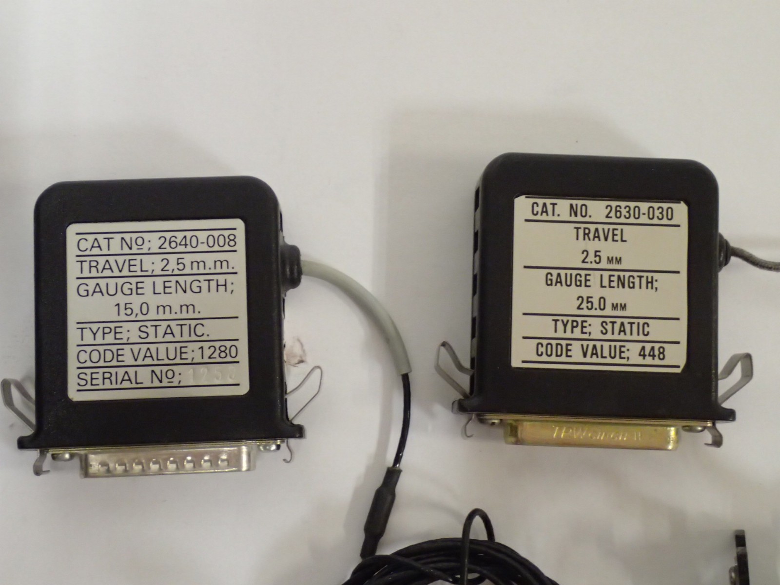 INSTRON STRAIN GAUGE W/ 2640-008 & 2630-030 EXTENSOMETER