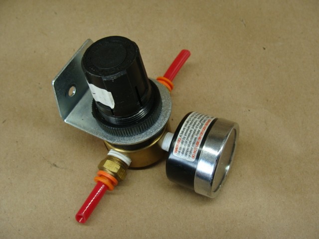LOT OF 2 PARKER PNEUMATIC REGULATORS R364-02CG 0-125 PSIG 300PSIG MAX W/GAUGE