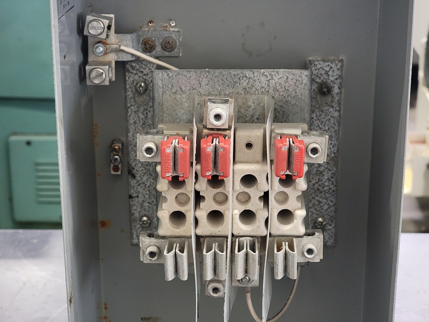 HYDEL SFC700PW 100 A, 600V PolyPhase Meter Socket w/ Hub Closure Plate –