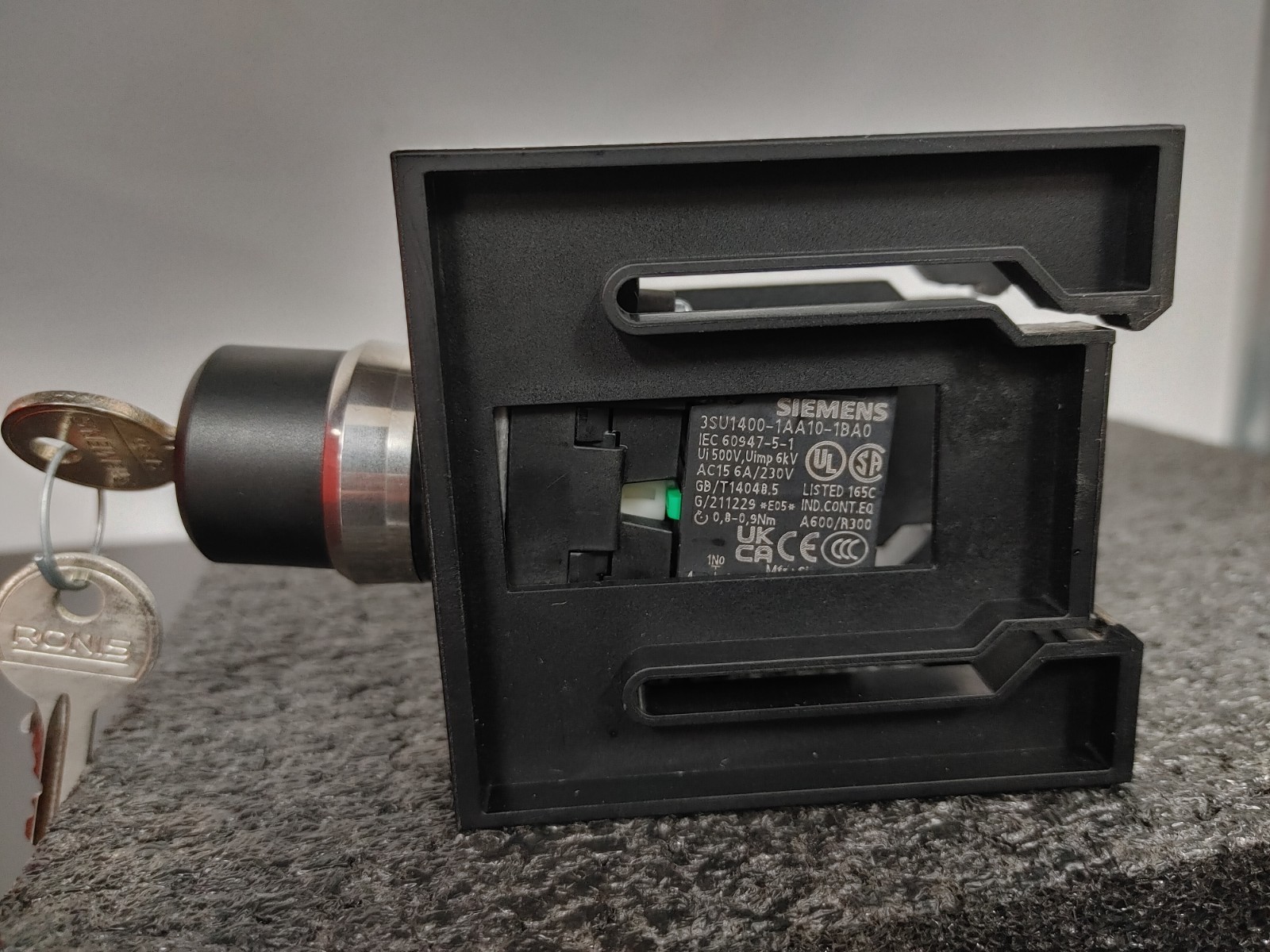 SIEMENS Key On Off Switch with 3SU1400-1AA10-1BA0 Contact Module