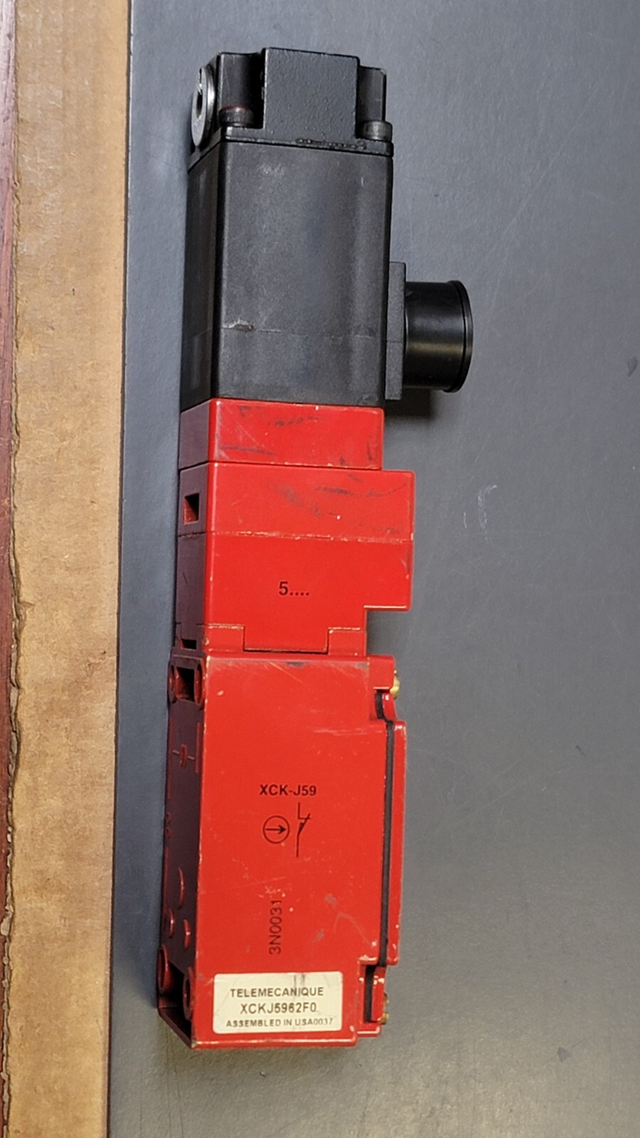 Telemecanique XCK-J5962F0/XCK-J…H7 Limit Switch 110V Coil NOS NO KEY LOC T1