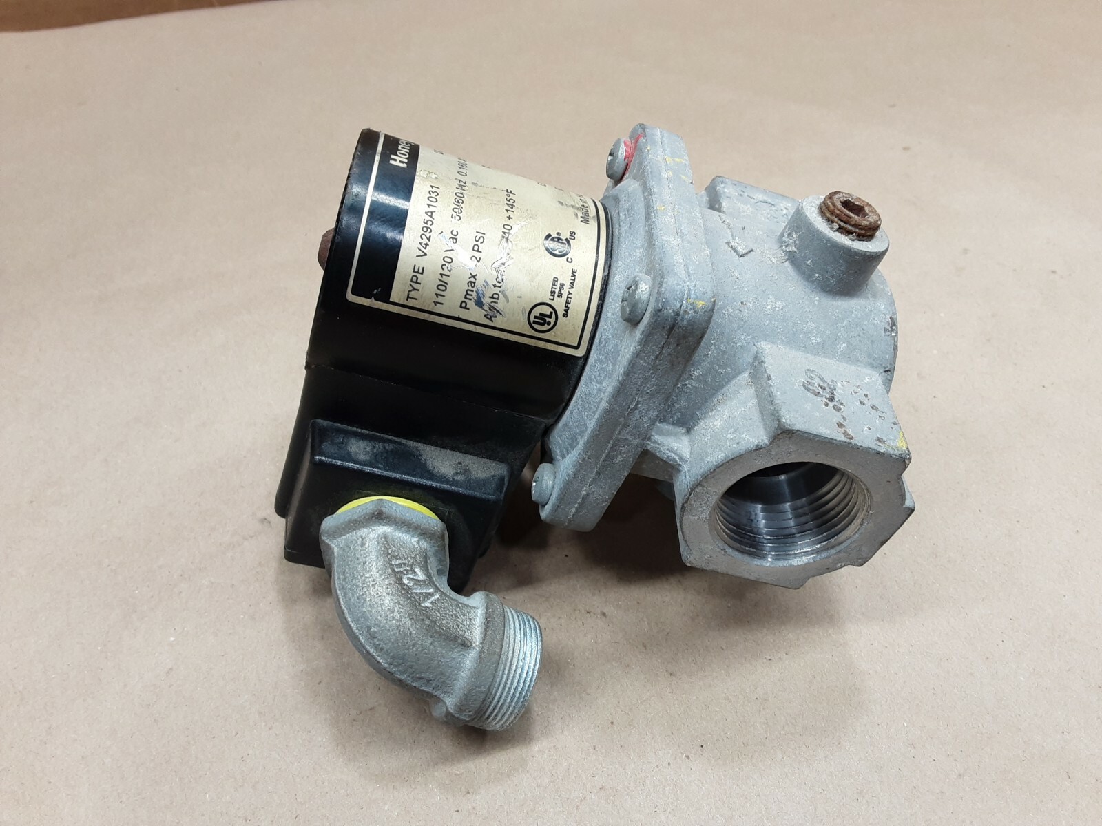 HONEYWELL V4295A1031 110/120 2PSI SOLENOID GAS VALVE #1011D17PR5