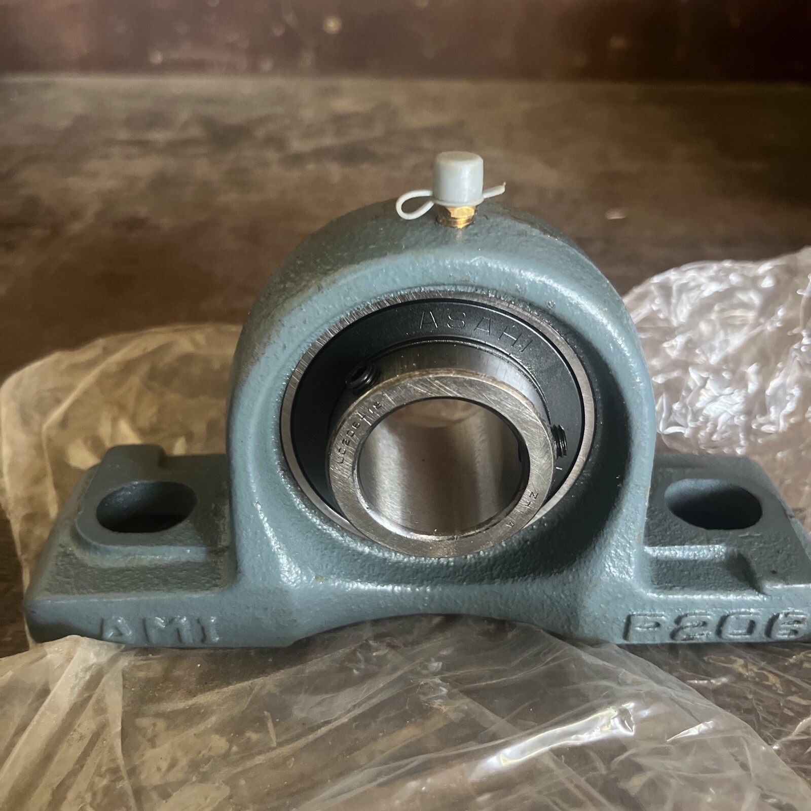 NOS AMI PILLOW BLOCK BEARING UC206-18 P206