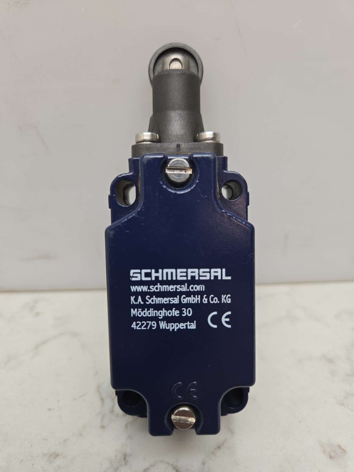 Schmersal MR330-11Y-M20 Position Switch Roller Plunger Actuated 250V New