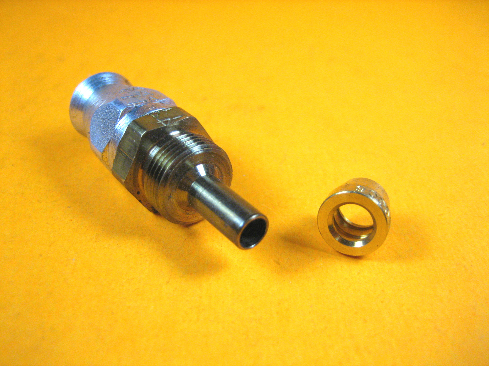 Aeroquip – 38-190637-2-4 – Hydraulic Hose Fitting 3/16