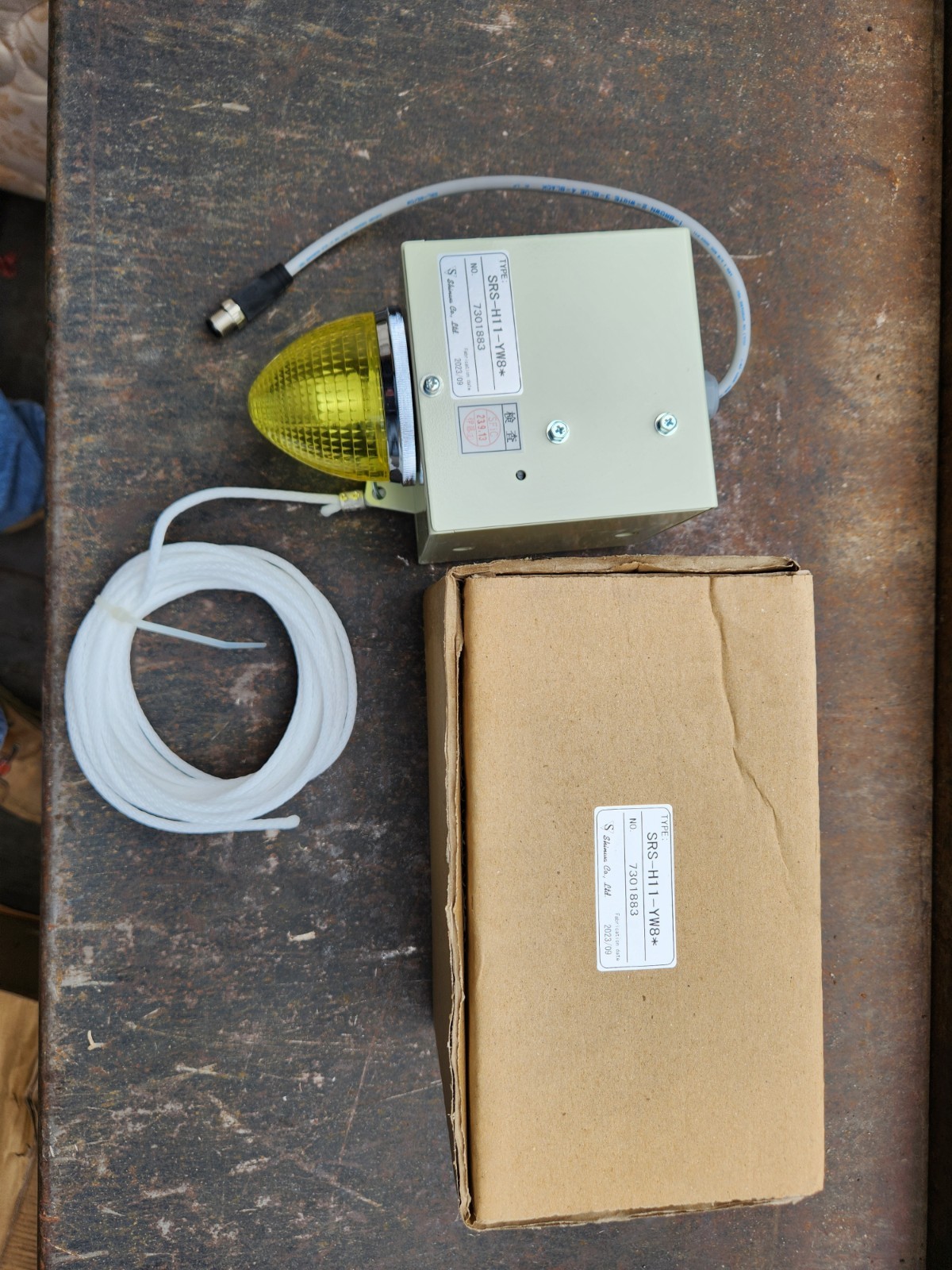 Shinwa SRS-H11-YW8* Industrial Signal Device Yellow Light, Rope Switch