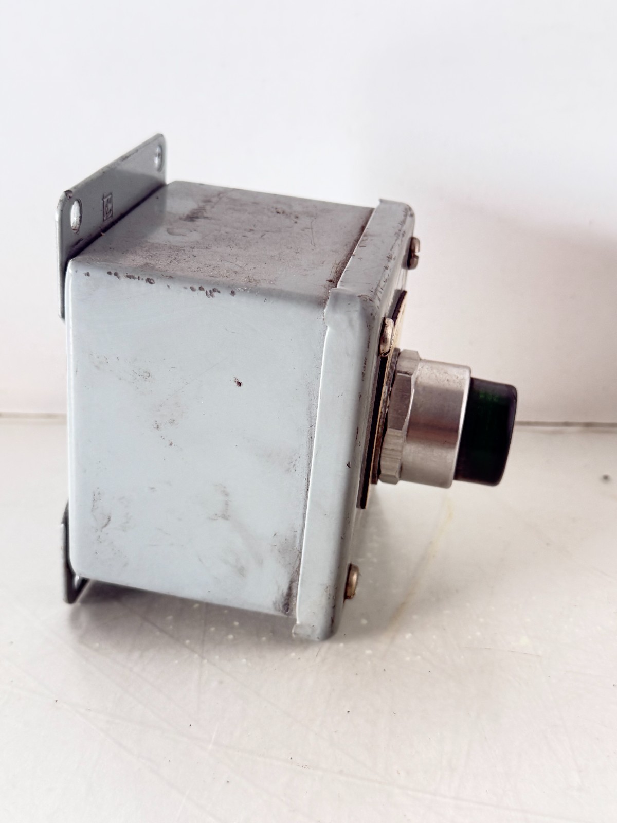 Industrial push button switch with box (RB4)