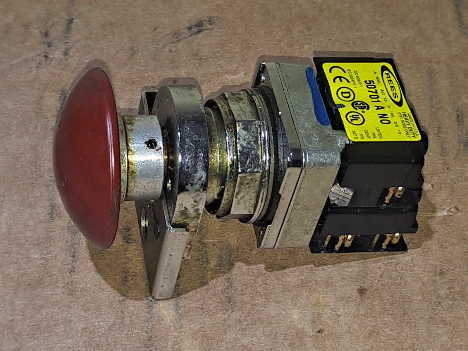 REES 40102-102 RED EMERGENCY STOP BUTTON W/ CONTACT BLOCK 50703NO-NC 50701 A NO