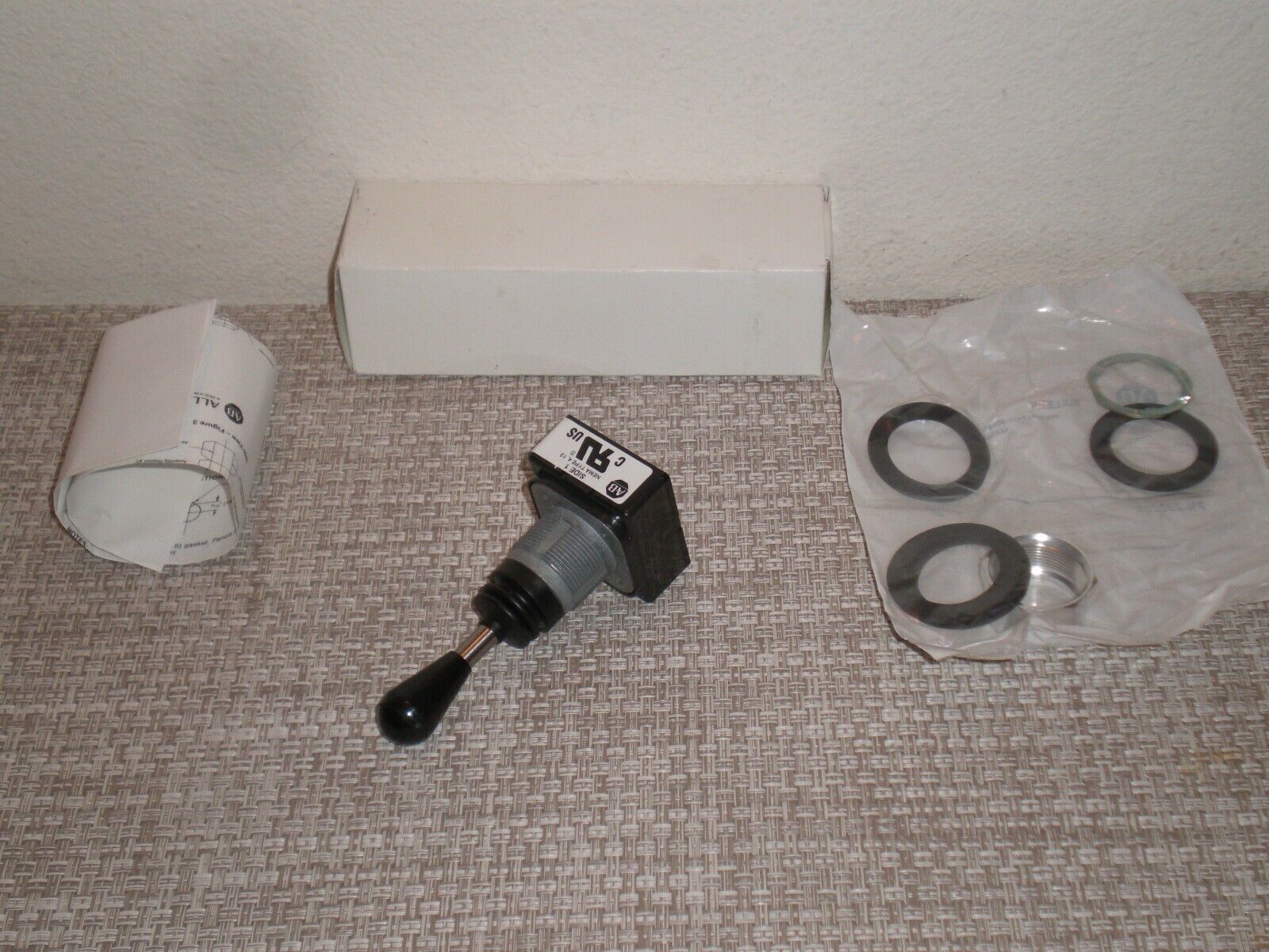 New! Allen Bradley 800T-T3L1 30mm Toggle Switch Three-Way Ser T Free Shipping