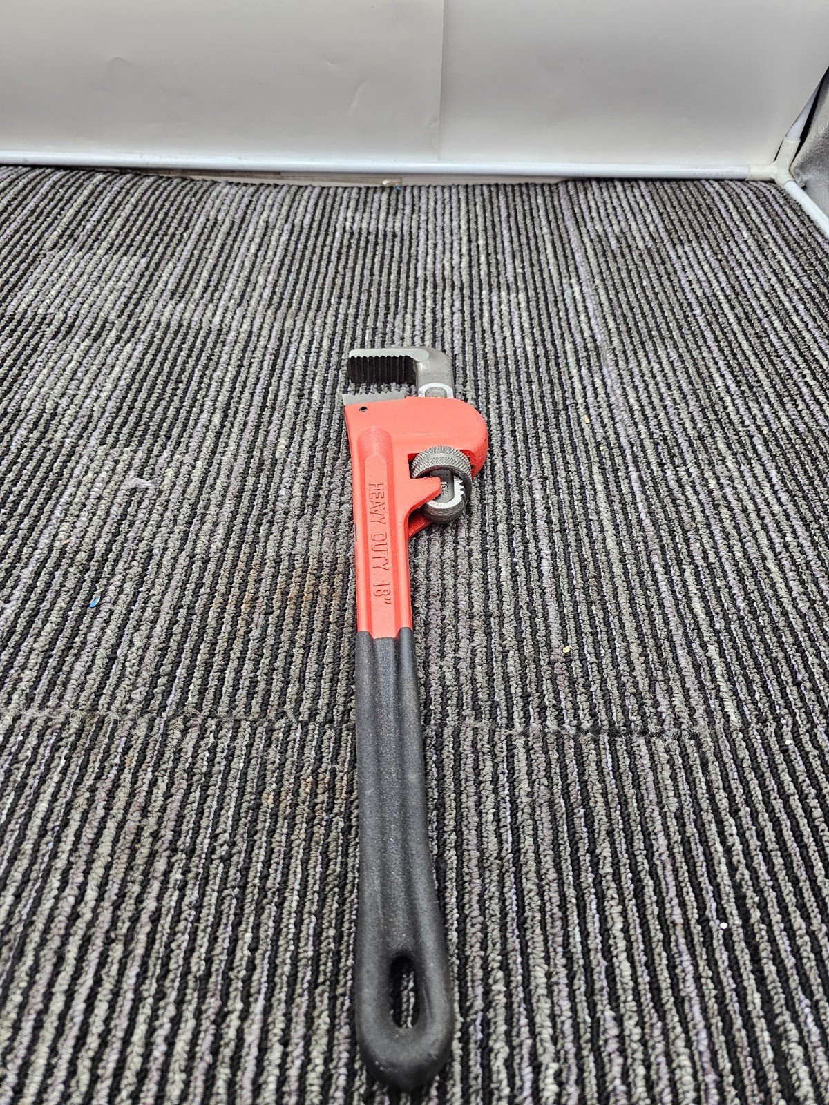 18″ Serrated Jaws Straight Pipe Wrench 16″ L x 3″ W