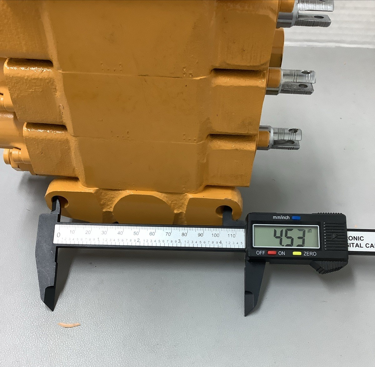 Doosan A155361 3-Spool Hydraulic Control Valve Assembly (r31)