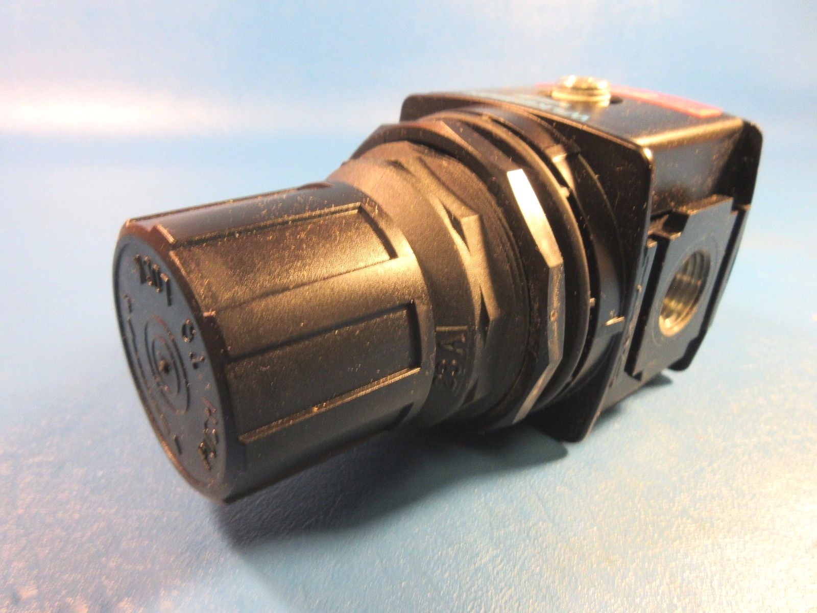 Wilkerson R28-04-F0GR Regulator, 1/2″ NPT, 0-125 PSIG