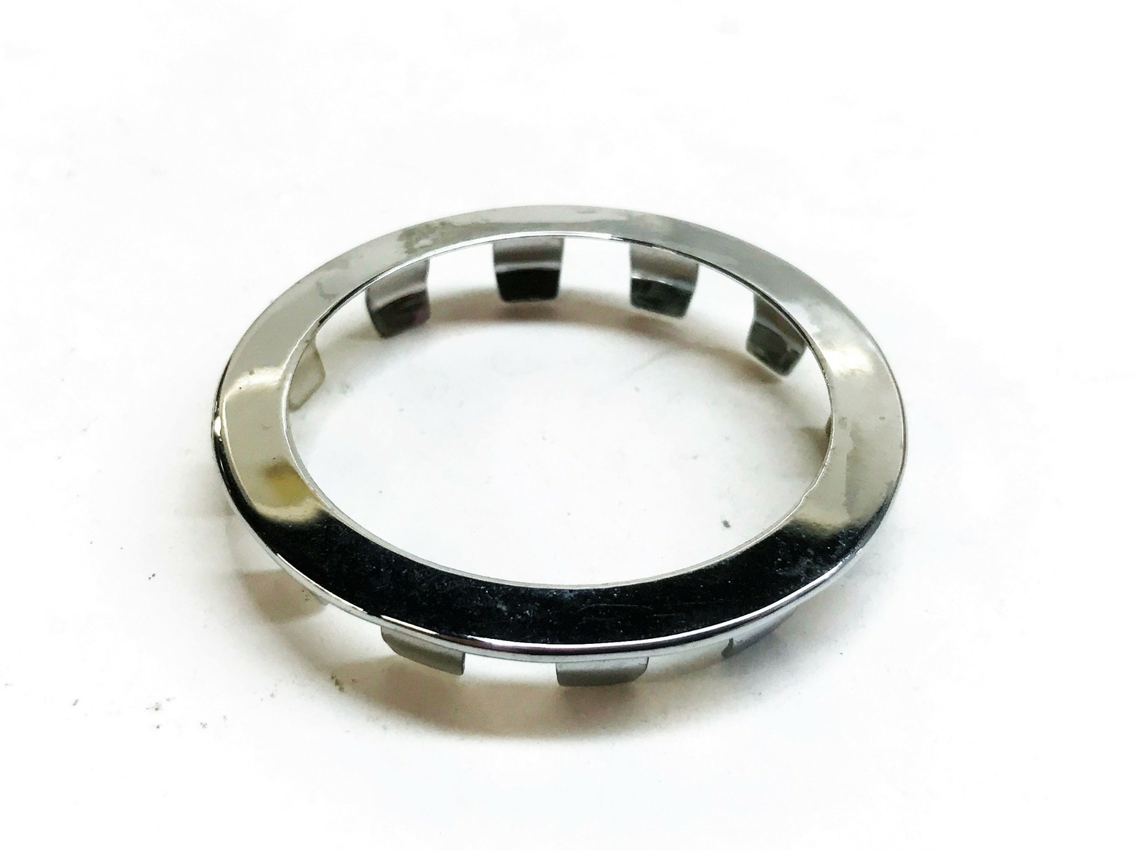 Unbranded 1-1/2″ Snap-in Sink Escutcheons [Lot of 11] NOS
