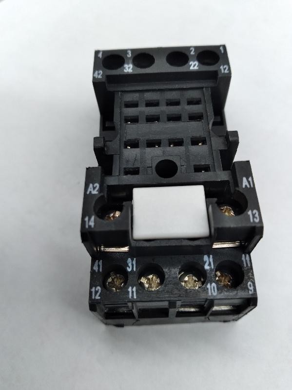 Allen-Bradley 700-HN103-B Relay Socket 14-Blade Din Rail Mount 300VAC 7Amp