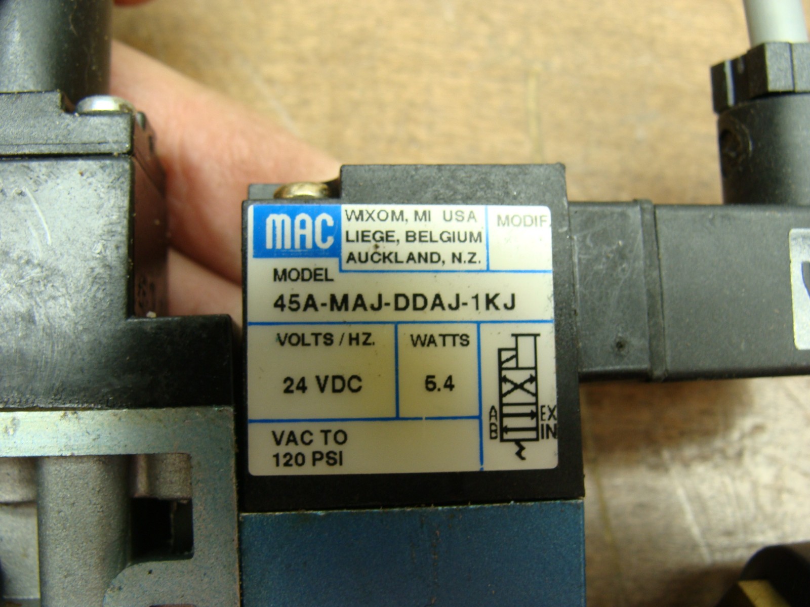 MAC SOLENOID VALVE 45A-MAJ-DDAJ-1KJ 24VDC 5.4W VAC TO 120PSI W/PNEUMADYNE GAUGE